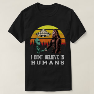 Alien Bigfoot UFO Retro Funny Design T-Shirt