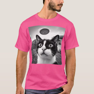 Alien Invasion Cat Selfie Black White Ufo Chaos T-Shirt