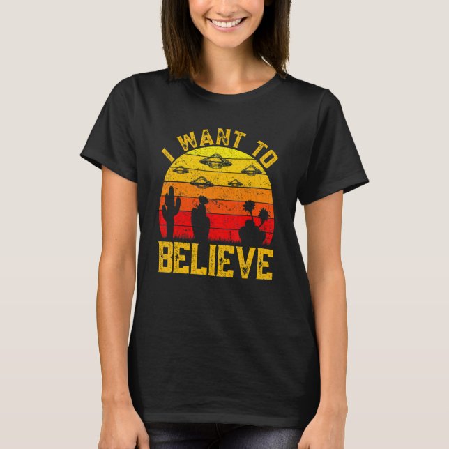 Alien Ufo Hunter  Retro I Want To Believe T-Shirt (Front)