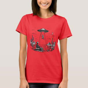 Alien Watching UFO Abduct Cat Desert Night Funny E T-Shirt