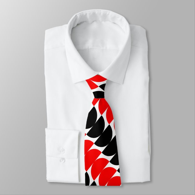 Alternating Crescents 02a - Red and Black Tie (Tied)