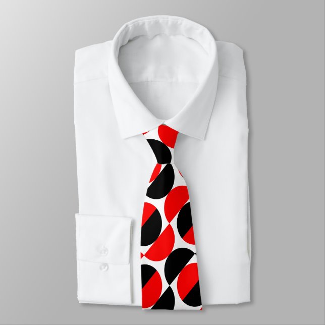 Alternating Crescents 07a - Red and Black Tie (Tied)