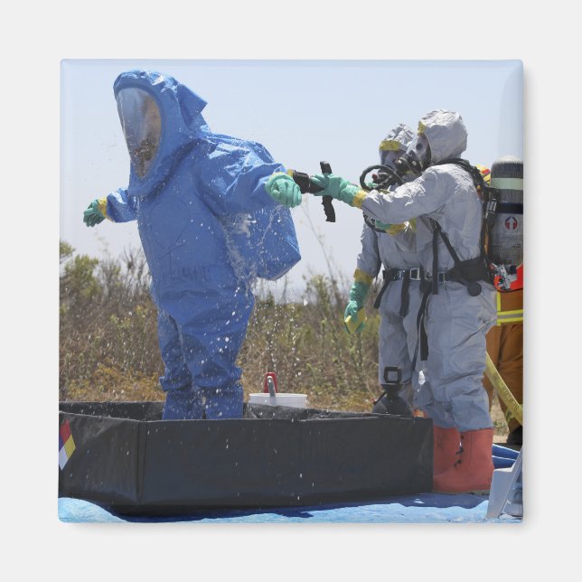 An airman stands in a tub magnet (Front)