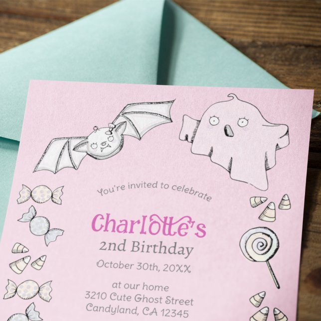Aniversario de los niños de Halloween de dulce dul Invitation (Cute Pink Halloween Kids Birthday Invitation. Hand Drawn Adorable Baby Bat, Ghost, Candy, Lolipops.)
