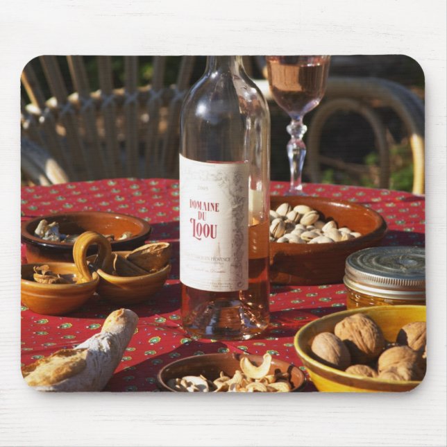 Aperitif and appetizers prepared: bread, olives, mouse mat (Front)