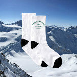 Après Ski Club Winter Green Ski Crest Unisex Socks<br><div class="desc">Après Ski Club winter green ski resort crest with year, unisex socks. Personalise with the year of your ski trip, ski resort name and location. Perfect for a destination ski trip, as a gift to remember a past trip or for an après ski theme bachelor or bachelorette party. Designed to...</div>