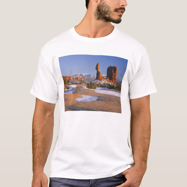 ARCHES NATIONAL PARK, UTAH. USA. Balanced Rock T-Shirt (Front)