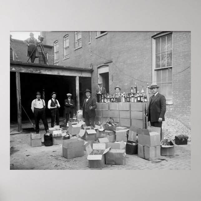 ARMED PROHIBITION AGENTS SEIZE LIQUOR  1922 POSTER (Front)