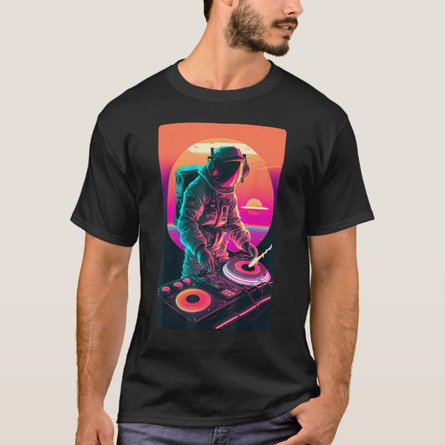 Astronaut DJ DJing in Space EDM cool Vaporwave Gra T-Shirt (Front)