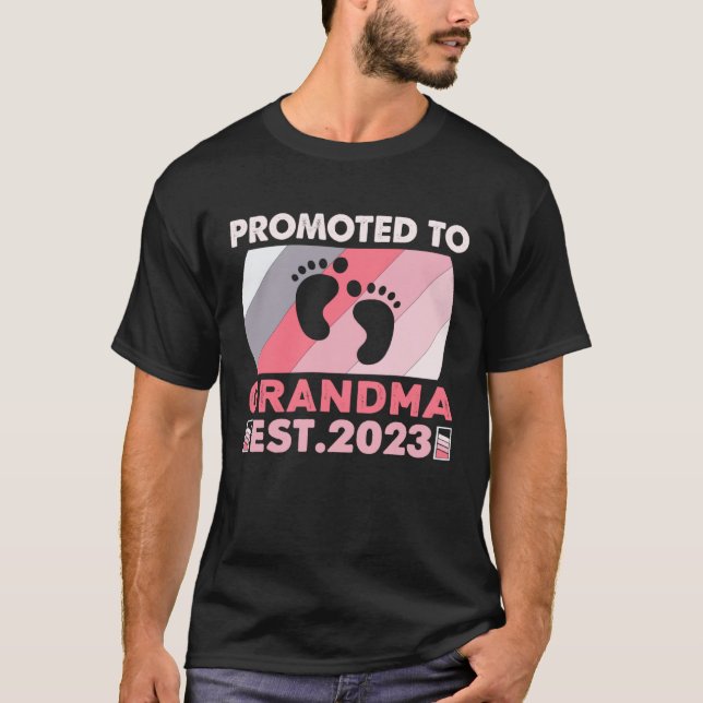 Awesome Promoted to Grandma 2023  New Grandma To B T-Shirt (Front)