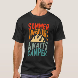 Awesome Summer Adventure Awaits Camper Camping Des T-Shirt