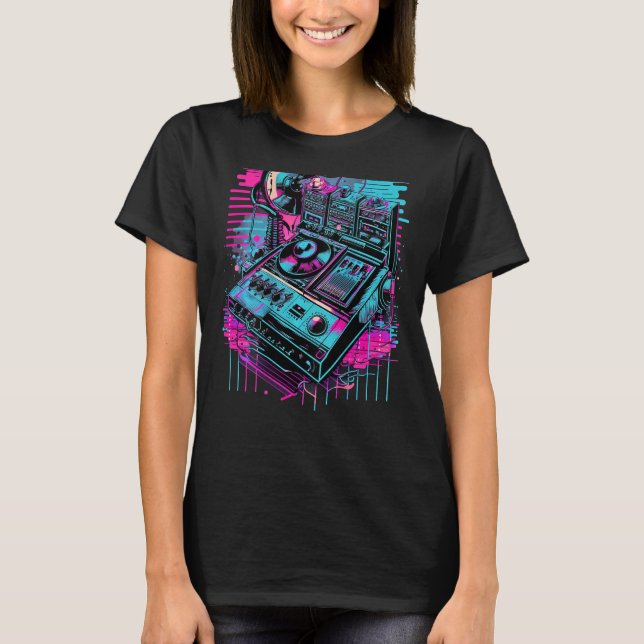 Backprint Retrowave DJ Techno Futuresynth Synthwav T-Shirt (Front)