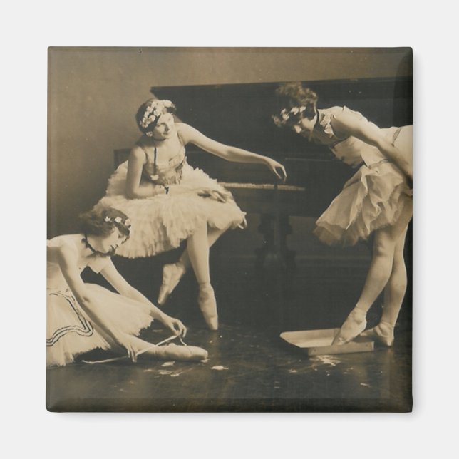 ballerina trio magnet (Front)