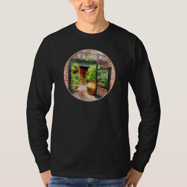 Baltimore - Restaurant Courtyard Fells Point T-Shirt (Front)