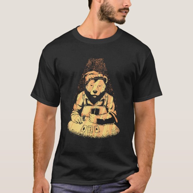 Bear Poker Player Playing Cards Lucky Gambler Casi T-Shirt (Front)