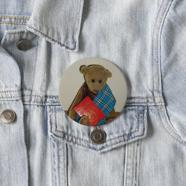 BEAR WITH PASSPORT 7.5 CM ROUND BADGE (In Situ)