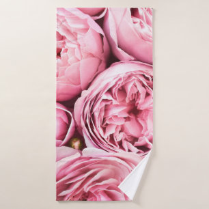 Beautiful blossoming pink rose flowers bath towel