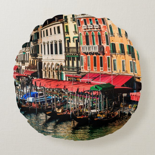 Beautiful view of water street and old buildings i round cushion (Front)