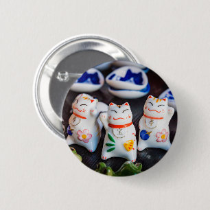 Beckoning cat figurines 6 cm round badge
