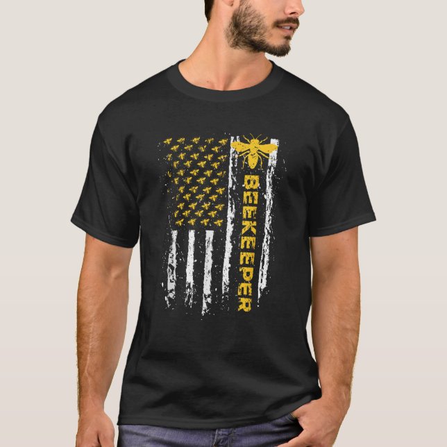 Beekeeper USA Flag Funny Honeybee Beekeeping Bee P T-Shirt (Front)
