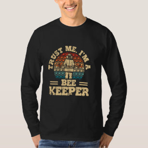 Beekeeping Enthusiast Artistic Honeycomb Queen Wom T-Shirt