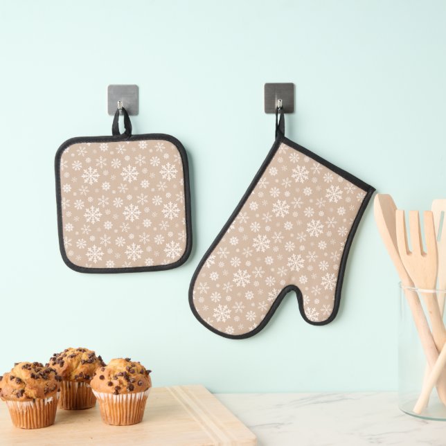 Beige And White Festive Winter Snowflake Pattern Oven Mitt & Pot Holder Set (Insitu(Hanging))
