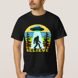 Bigfoot alien believe T-Shirt