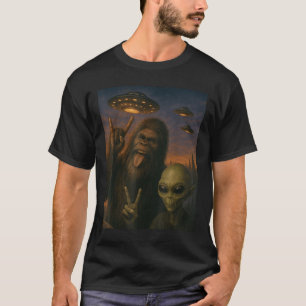 Bigfoot Alien Rock On Selfie Ufo Funny Gifts Men W T-Shirt