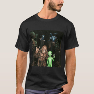 Bigfoot alien ufo selfie funny sasquatch meme men T-Shirt