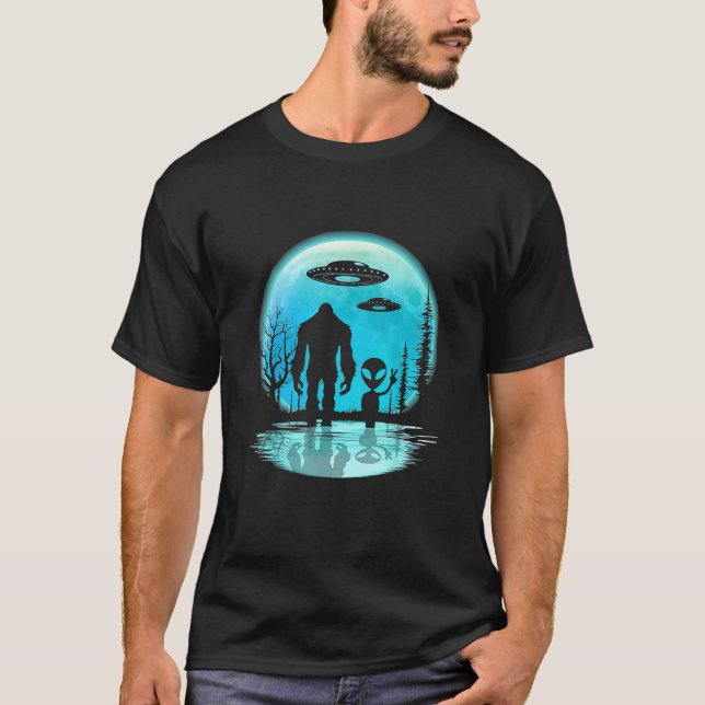 Bigfoot and Alien Under the Moon I Want o Funny T-Shirt (Front)
