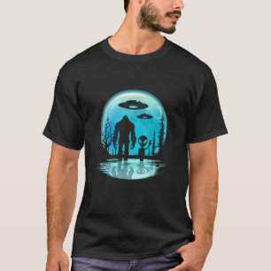 Bigfoot and Alien Under the Moon I Want To Believe T-Shirt
