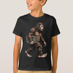 Bigfoot Carrying Chicken Crate Sasquatch Farm Humo T-Shirt