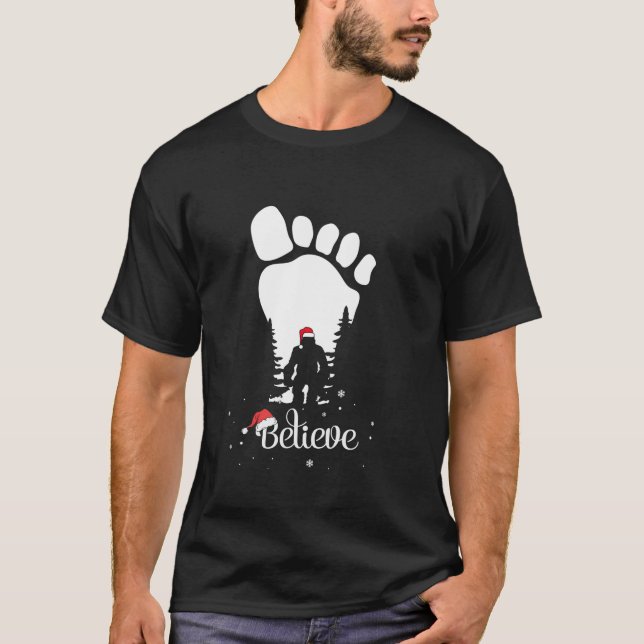 Bigfoot foot print Yeti Believe santa hat Christma T-Shirt (Front)