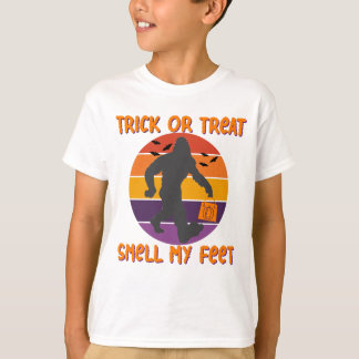 Bigfoot Halloween Trick or Treat Smell My Feet  T-Shirt