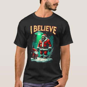 Bigfoot Santa Funny Christmas UFO Believe gnomes D T-Shirt