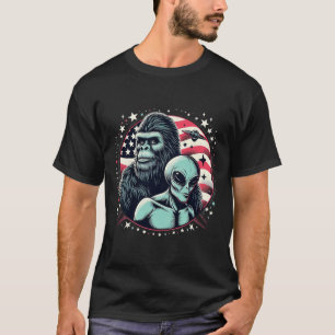 Bigfoot Sasquatch Alien Amp Bigfoot Usa Flag Fathe T-Shirt