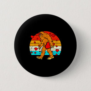 Bigfoot Sasquatch Retro Heart Funny Valentines Day 6 Cm Round Badge