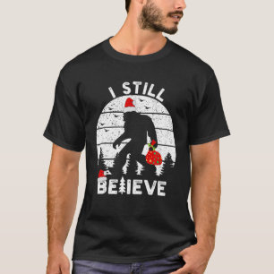 Bigfoot Sasquatch Yeti Believe santa hat Christmas T-Shirt