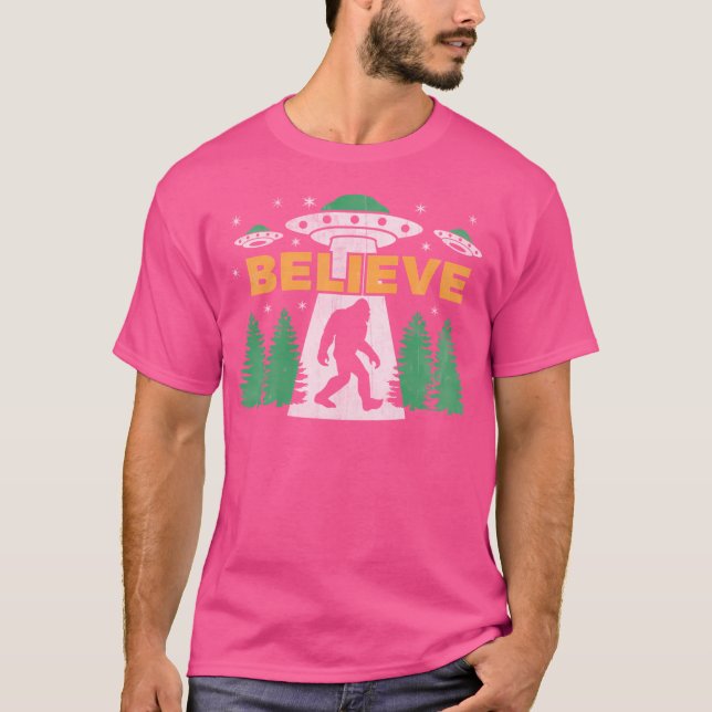 Bigfoot Ufo Aliens Believe Sasquatch Yeti Gift T-Shirt (Front)