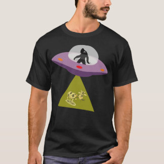 Bigfoot Yeti Sasquatch Driving Alien Ufo Abducting T-Shirt