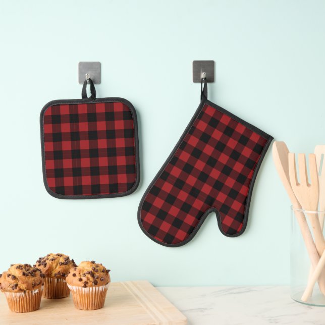 Black and Red Plaid Checked Oven Mitt & Pot Holder Set (Insitu(Hanging))