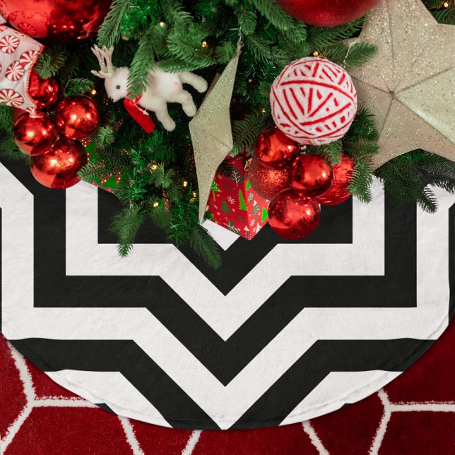 Black and White Chevron Brushed Polyester Tree Skirt (Black and White Chevron Brushed Polyester Tree Skirt)