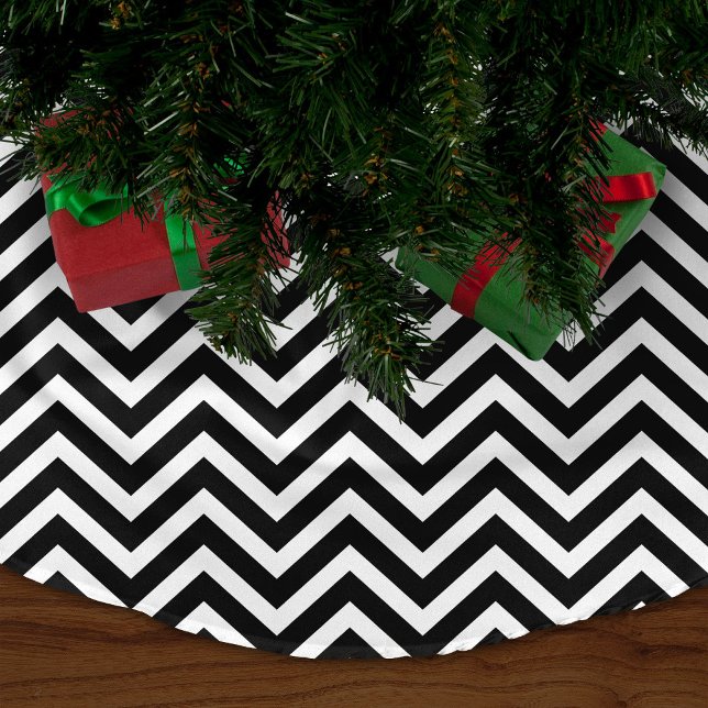 Black and White Chevron Stripes Brushed Polyester Tree Skirt (Creator Uploaded)