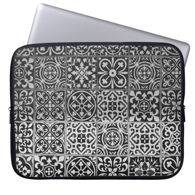Black and white damask patterns laptop sleeve (Front)
