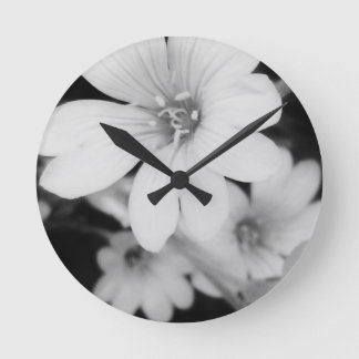 Black and white flower round clock