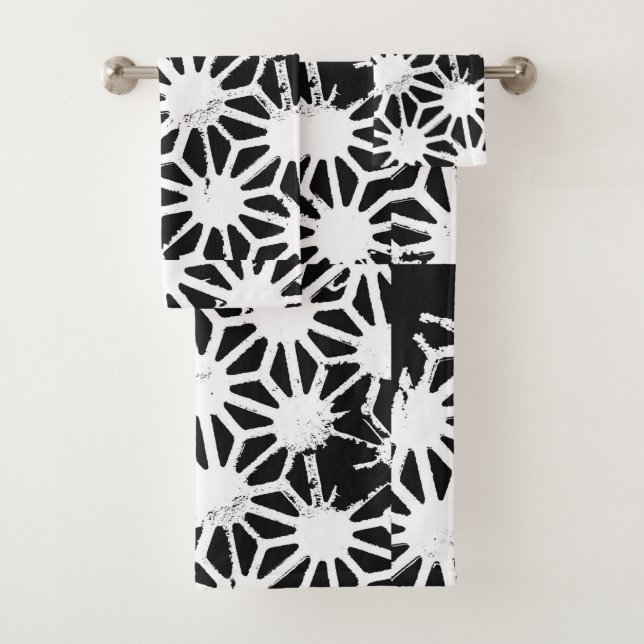 Black and white geometric pattern bath towel set (Insitu)