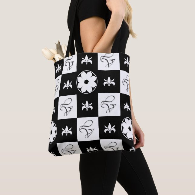 Black and White Stylish Chequered Floral Pattern T Tote Bag (Close Up)