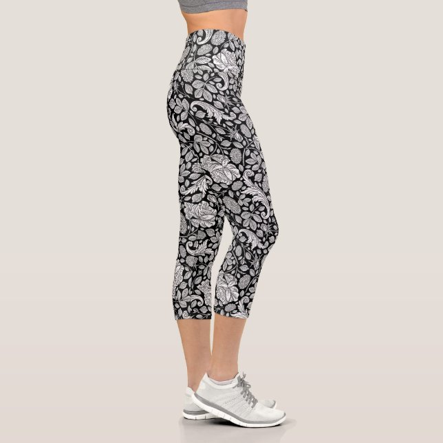 Black and white vintage flowers pattern capri leggings (Right)