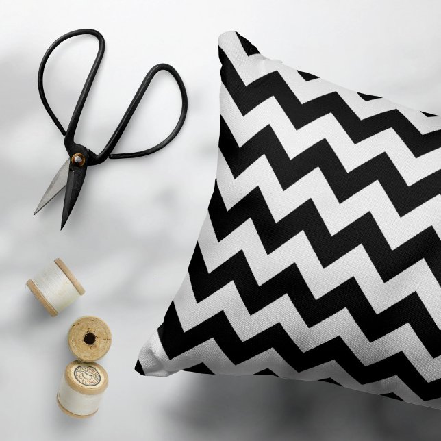 Black and White Zigzag Pattern, Chevron Pattern Pillowcase (Creator Uploaded)