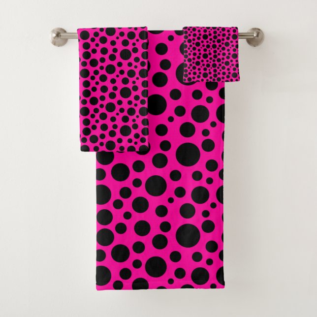 Black Circles w/Dark Pink Bath Towel Set (Insitu)